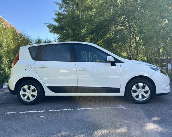 Білий Рено Сценік, об'ємом двигуна 1.6 л та пробігом 110 тис. км за 8200 $, фото 2 на Automoto.ua