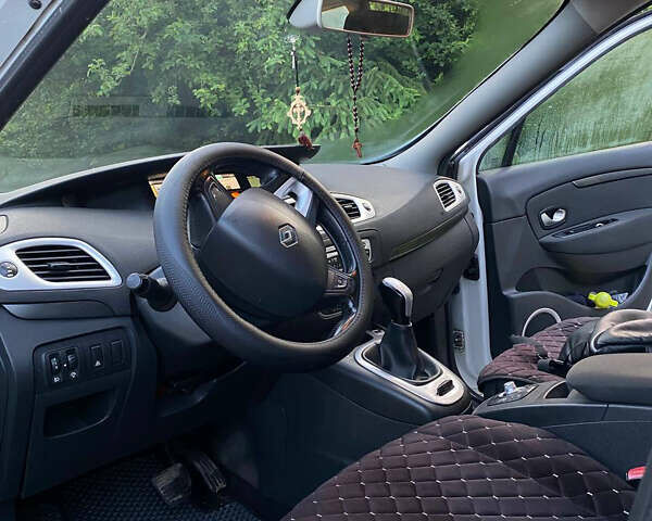 Рено Сценик 2010 в Львове на Automoto.ua Белый Рено Сценик, объемом двигателя 1.46 л и пробегом 230 тыс. км за 8800 $, фото 15 на Automoto.ua