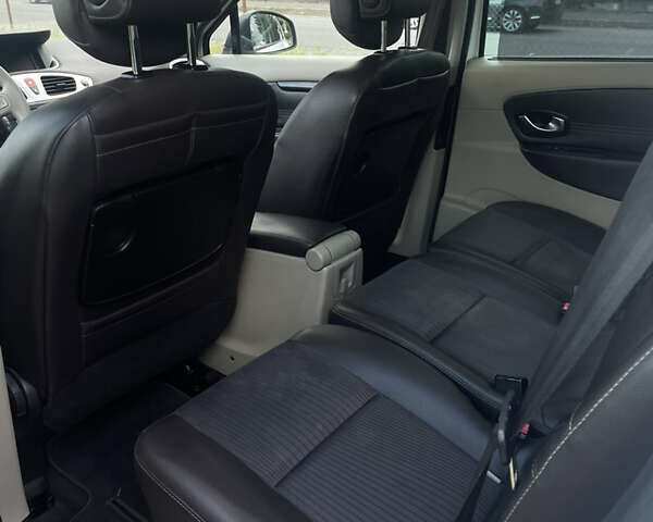 Рено Сценик 2010 в Луцке на Automoto.ua Белый Рено Сценик, объемом двигателя 1.5 л и пробегом 218 тыс. км за 7500 $, фото 17 на Automoto.ua