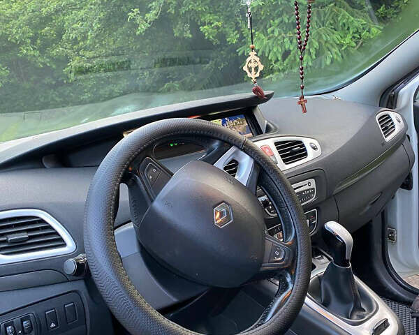 Рено Сценик 2010 в Львове на Automoto.ua Белый Рено Сценик, объемом двигателя 1.46 л и пробегом 230 тыс. км за 8800 $, фото 4 на Automoto.ua
