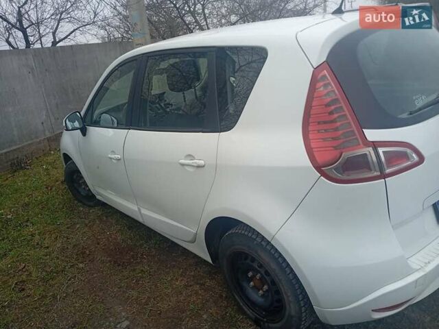 Белый Рено Сценик, объемом двигателя 2 л и пробегом 280 тыс. км за 2600 $, фото 3 на Automoto.ua