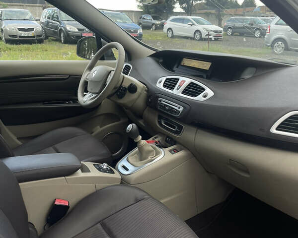 Рено Сценик 2010 в Луцке на Automoto.ua Белый Рено Сценик, объемом двигателя 1.5 л и пробегом 218 тыс. км за 7500 $, фото 26 на Automoto.ua