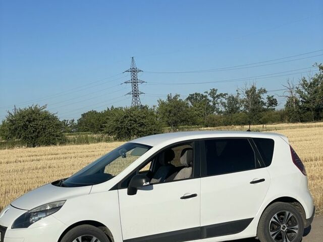 Рено Сценик 2010 в Кропивницком (Кировограде) на Automoto.ua Белый Рено Сценик, объемом двигателя 1.5 л и пробегом 280 тыс. км за 6400 $, фото 4 на Automoto.ua