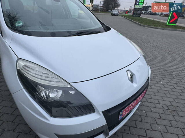 Білий Рено Сценік, об'ємом двигуна 1.6 л та пробігом 165 тис. км за 8200 $, фото 17 на Automoto.ua
