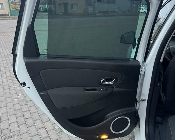 Білий Рено Сценік, об'ємом двигуна 1.6 л та пробігом 165 тис. км за 8200 $, фото 34 на Automoto.ua