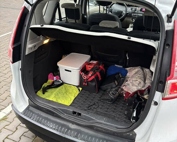 Белый Рено Сценик, объемом двигателя 1.46 л и пробегом 294 тыс. км за 6890 $, фото 13 на Automoto.ua