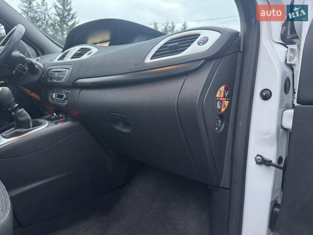 Білий Рено Сценік, об'ємом двигуна 1.6 л та пробігом 165 тис. км за 8200 $, фото 38 на Automoto.ua