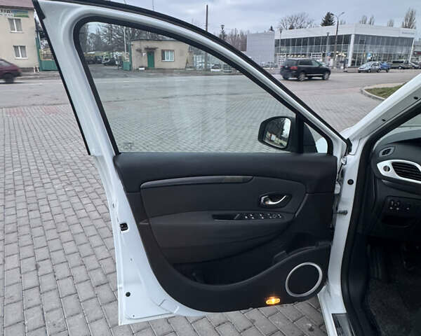 Білий Рено Сценік, об'ємом двигуна 1.6 л та пробігом 165 тис. км за 8200 $, фото 28 на Automoto.ua