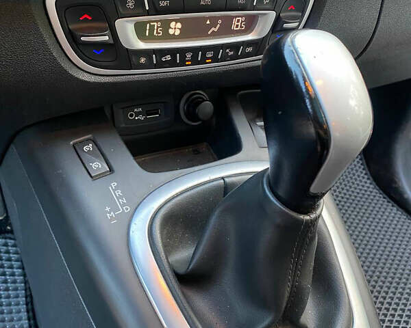 Рено Сценик 2010 в Львове на Automoto.ua Белый Рено Сценик, объемом двигателя 1.46 л и пробегом 230 тыс. км за 8800 $, фото 9 на Automoto.ua