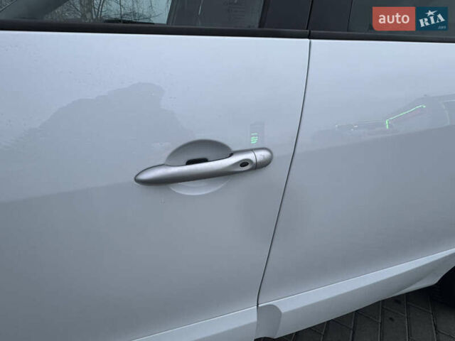 Білий Рено Сценік, об'ємом двигуна 1.6 л та пробігом 165 тис. км за 8200 $, фото 27 на Automoto.ua