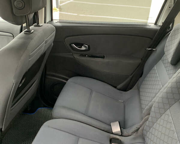 Білий Рено Сценік, об'ємом двигуна 1.5 л та пробігом 250 тис. км за 5100 $, фото 10 на Automoto.ua