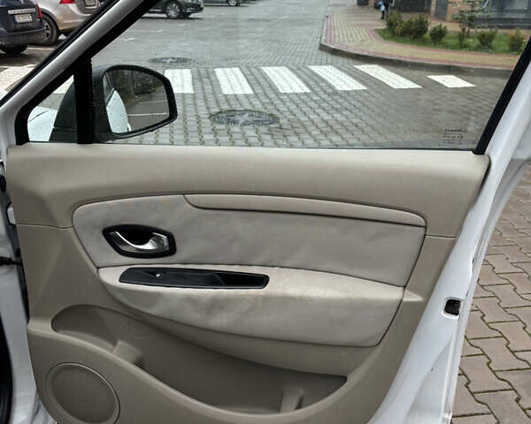 Белый Рено Сценик, объемом двигателя 1.46 л и пробегом 294 тыс. км за 6890 $, фото 19 на Automoto.ua