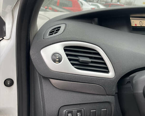 Белый Рено Сценик, объемом двигателя 1.5 л и пробегом 221 тыс. км за 6800 $, фото 14 на Automoto.ua