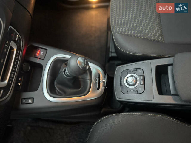 Білий Рено Сценік, об'ємом двигуна 1.6 л та пробігом 165 тис. км за 8200 $, фото 75 на Automoto.ua