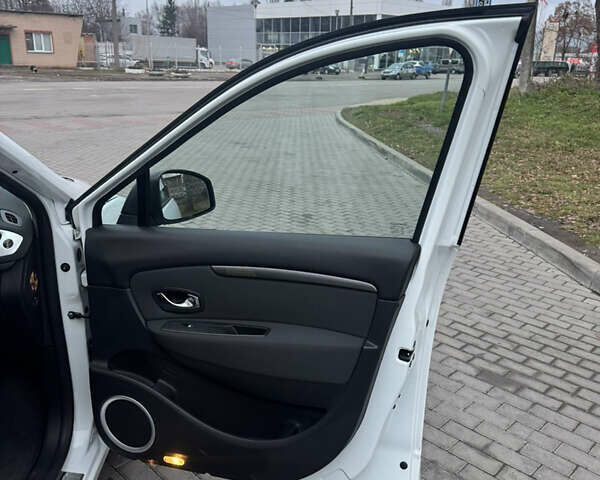 Білий Рено Сценік, об'ємом двигуна 1.6 л та пробігом 165 тис. км за 8200 $, фото 39 на Automoto.ua