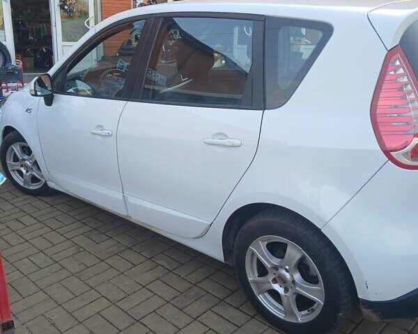 Белый Рено Сценик, объемом двигателя 1.5 л и пробегом 238 тыс. км за 6999 $, фото 1 на Automoto.ua