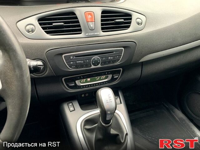 Рено Сценік 2011 у Миколаєві на Automoto.ua Білий Рено Сценік, об'ємом двигуна 2 л та пробігом 257 тис. км за 7999 $, фото 12 на Automoto.ua