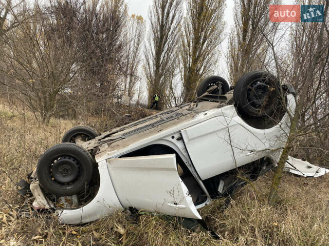 Белый Рено Сценик, объемом двигателя 1.6 л и пробегом 290 тыс. км за 2000 $, фото 1 на Automoto.ua