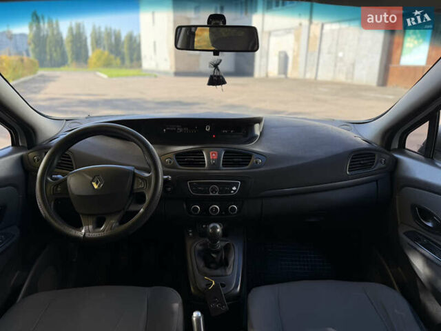 Белый Рено Сценик, объемом двигателя 1.46 л и пробегом 220 тыс. км за 5600 $, фото 36 на Automoto.ua