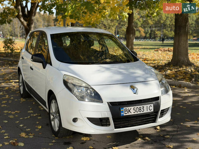 Белый Рено Сценик, объемом двигателя 1.46 л и пробегом 220 тыс. км за 5600 $, фото 1 на Automoto.ua