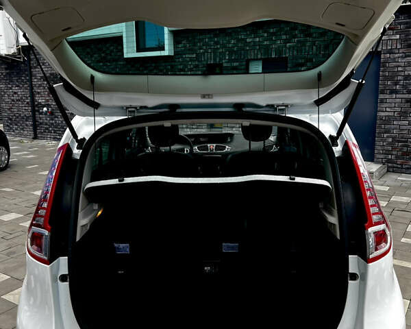 Белый Рено Сценик, объемом двигателя 1.4 л и пробегом 160 тыс. км за 8000 $, фото 6 на Automoto.ua