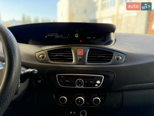 Белый Рено Сценик, объемом двигателя 1.46 л и пробегом 220 тыс. км за 5600 $, фото 38 на Automoto.ua