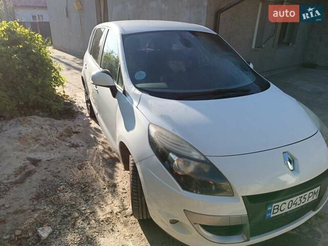 Белый Рено Сценик, объемом двигателя 1.5 л и пробегом 300 тыс. км за 6000 $, фото 2 на Automoto.ua