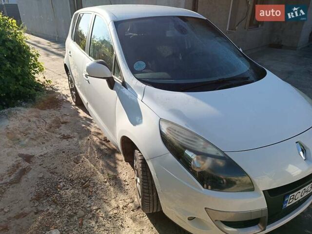 Белый Рено Сценик, объемом двигателя 1.5 л и пробегом 300 тыс. км за 6000 $, фото 3 на Automoto.ua
