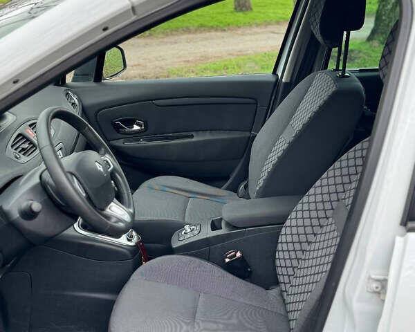 Белый Рено Сценик, объемом двигателя 1.5 л и пробегом 245 тыс. км за 7500 $, фото 2 на Automoto.ua