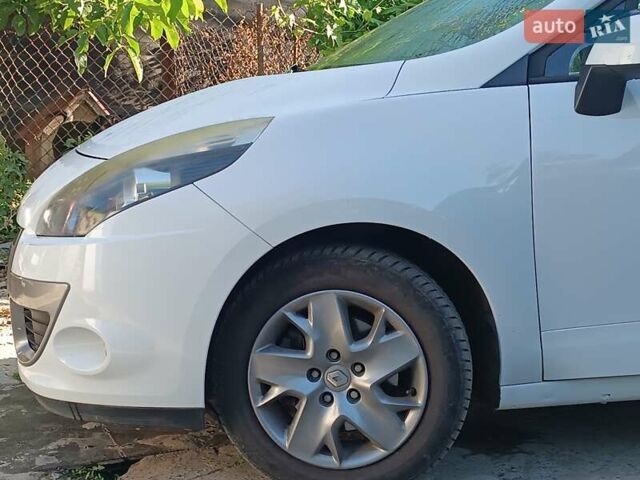 Белый Рено Сценик, объемом двигателя 1.5 л и пробегом 300 тыс. км за 6000 $, фото 10 на Automoto.ua