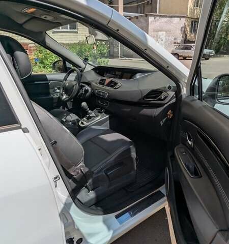 Белый Рено Сценик, объемом двигателя 1.46 л и пробегом 250 тыс. км за 7300 $, фото 1 на Automoto.ua