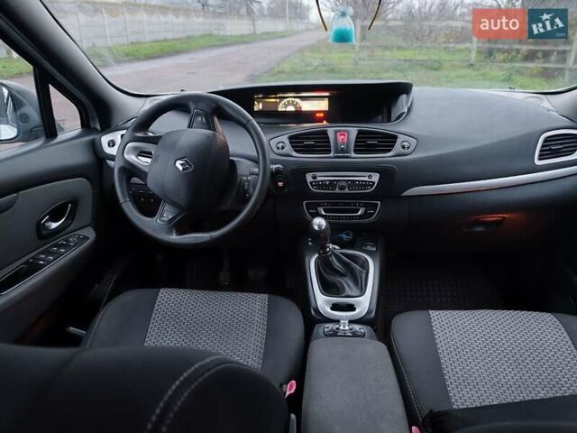 Белый Рено Сценик, объемом двигателя 1.6 л и пробегом 260 тыс. км за 7100 $, фото 3 на Automoto.ua