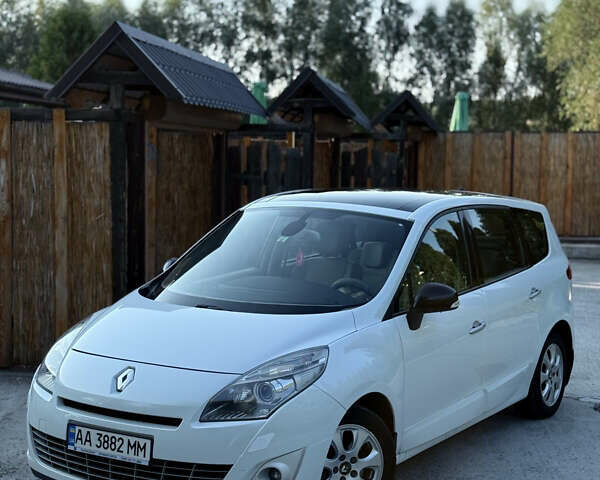 Белый Рено Сценик, объемом двигателя 1.5 л и пробегом 271 тыс. км за 7400 $, фото 3 на Automoto.ua