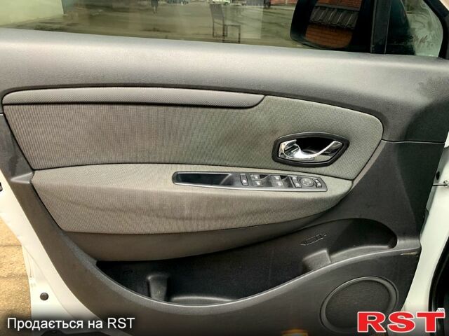 Рено Сценік 2011 у Миколаєві на Automoto.ua Білий Рено Сценік, об'ємом двигуна 2 л та пробігом 257 тис. км за 7999 $, фото 8 на Automoto.ua