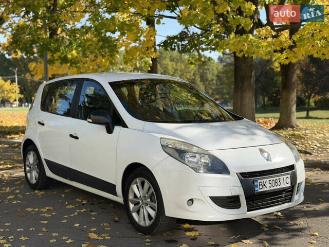 Белый Рено Сценик, объемом двигателя 1.46 л и пробегом 220 тыс. км за 5600 $, фото 3 на Automoto.ua