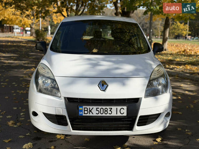 Белый Рено Сценик, объемом двигателя 1.46 л и пробегом 220 тыс. км за 5600 $, фото 13 на Automoto.ua