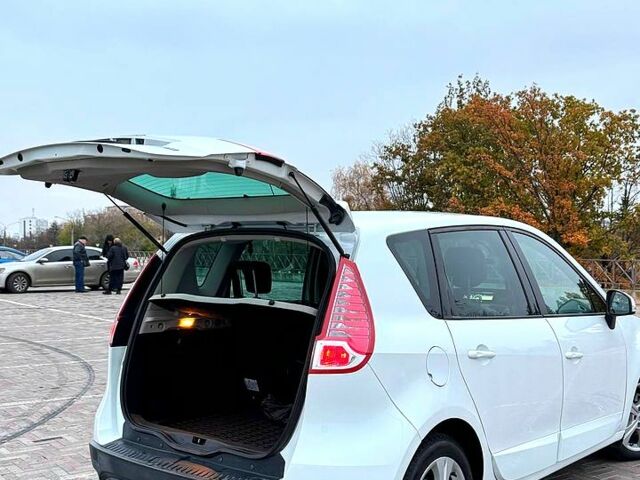 Белый Рено Сценик, объемом двигателя 15 л и пробегом 290 тыс. км за 7800 $, фото 5 на Automoto.ua