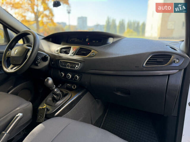 Белый Рено Сценик, объемом двигателя 1.46 л и пробегом 220 тыс. км за 5600 $, фото 49 на Automoto.ua