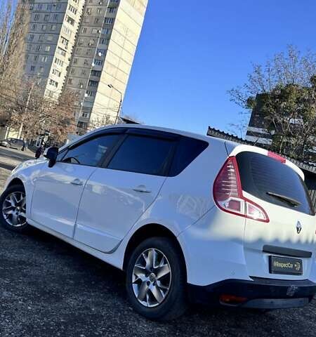 Білий Рено Сценік, об'ємом двигуна 1.5 л та пробігом 315 тис. км за 8300 $, фото 1 на Automoto.ua