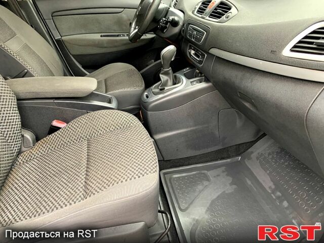 Рено Сценік 2011 у Миколаєві на Automoto.ua Білий Рено Сценік, об'ємом двигуна 2 л та пробігом 257 тис. км за 7999 $, фото 13 на Automoto.ua