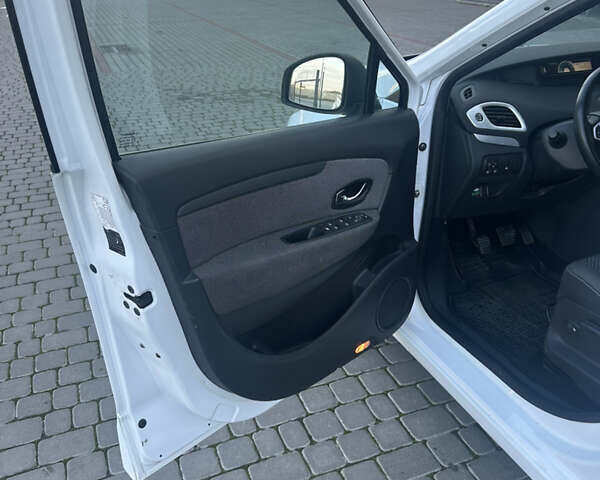 Белый Рено Сценик, объемом двигателя 1.46 л и пробегом 256 тыс. км за 7300 $, фото 10 на Automoto.ua