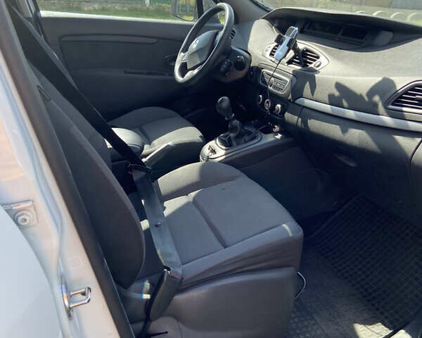 Белый Рено Сценик, объемом двигателя 1.46 л и пробегом 250 тыс. км за 7000 $, фото 7 на Automoto.ua