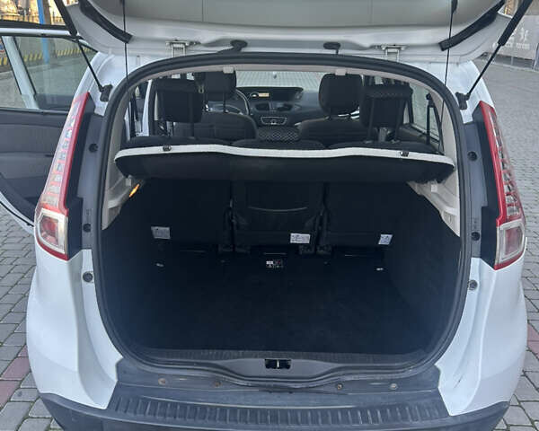 Белый Рено Сценик, объемом двигателя 1.46 л и пробегом 256 тыс. км за 7300 $, фото 12 на Automoto.ua