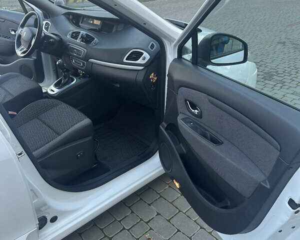 Белый Рено Сценик, объемом двигателя 1.46 л и пробегом 256 тыс. км за 7300 $, фото 14 на Automoto.ua