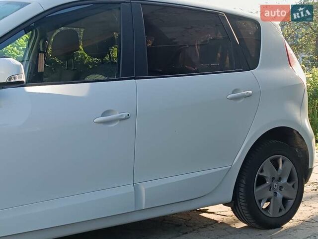 Белый Рено Сценик, объемом двигателя 1.5 л и пробегом 300 тыс. км за 6000 $, фото 4 на Automoto.ua