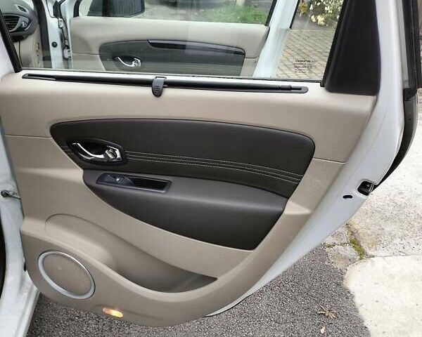 Белый Рено Сценик, объемом двигателя 1.6 л и пробегом 228 тыс. км за 7199 $, фото 16 на Automoto.ua