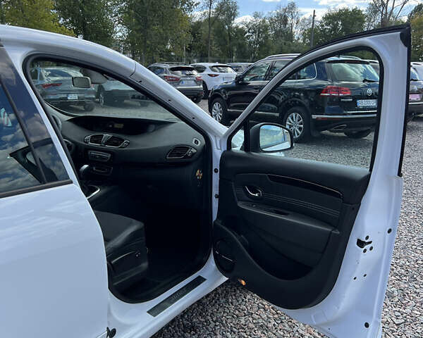 Белый Рено Сценик, объемом двигателя 1.5 л и пробегом 219 тыс. км за 8900 $, фото 14 на Automoto.ua