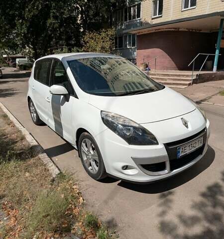 Белый Рено Сценик, объемом двигателя 1.46 л и пробегом 250 тыс. км за 7300 $, фото 3 на Automoto.ua