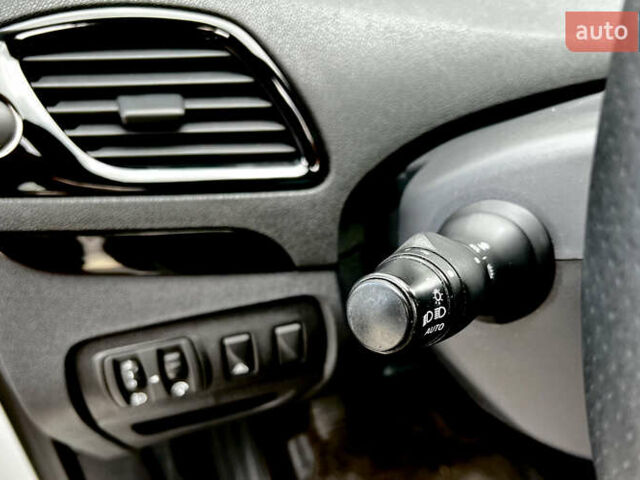 Белый Рено Сценик, объемом двигателя 1.4 л и пробегом 160 тыс. км за 8000 $, фото 11 на Automoto.ua