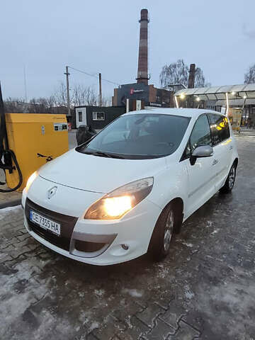 Белый Рено Сценик, объемом двигателя 1.6 л и пробегом 210 тыс. км за 7300 $, фото 9 на Automoto.ua